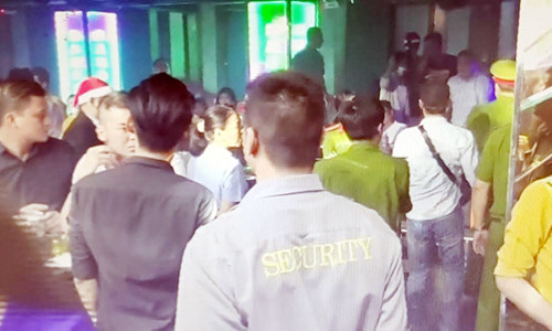 Hàng trăm dân chơi nhảy nhót trong 2 quán bar lúc rạng sáng