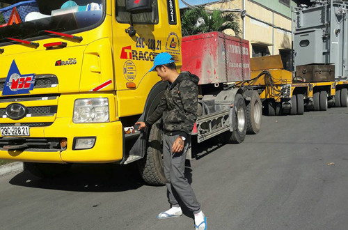 Tài xế Dương bên chiếc xe do mình điều khiển. Ảnh: Facebook