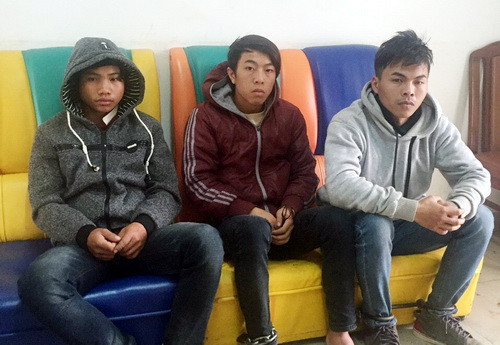 Ân (bìa phải) cùng hai đồng phạm bị bắt. Ảnh: VnExpress