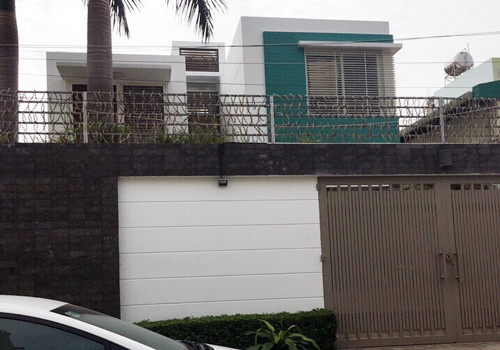 Căn biệt thự là bãi đáp cho các cậu ấm về đêm