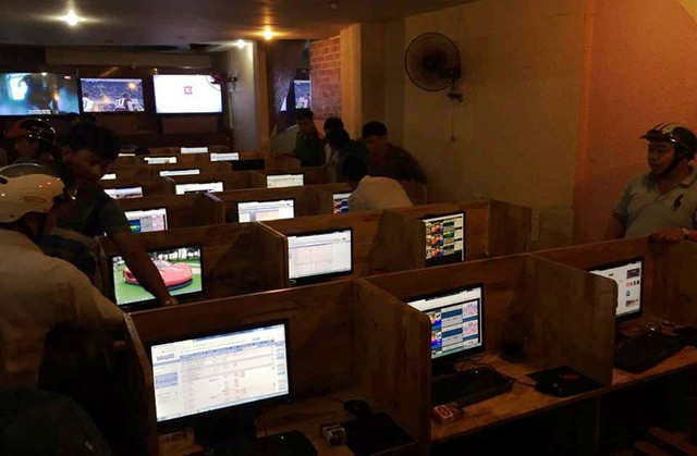 Hàng chục đối tượng đánh bạc bằng hình thức cá độ bóng đá bị Công an bắt quả tang