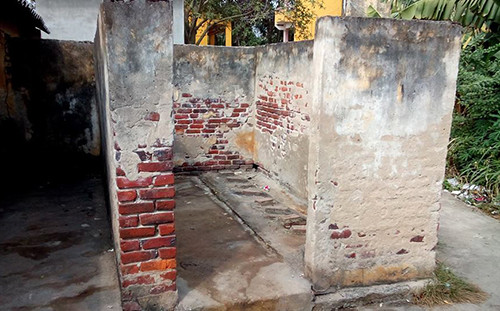 Tường bao thấp của khu vực tiểu tiện