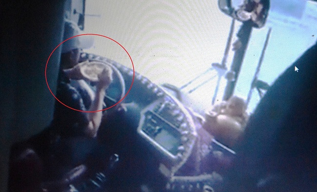 Hình chụp từ Clip cảnh tài xế coi thường tính mạng hành khách