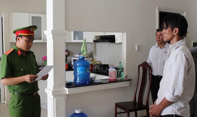 Công an đọc lệnh khám xét nơi ở của Dũng tại Bình Chánh