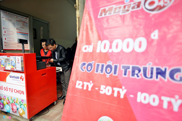 9h sáng nay, đồng loạt các đại lý trên địa bàn Hà Nội mở bán xổ số tự chọn với sản phẩm chủ đạo Mega 6/45. Cùng lúc đó tại trụ sở Bộ Tài chính, đại diện Công ty xổ số điện toán Việt Nam (Vietlott) cùng các cơ quan chức năng nhấn nút chính thức đưa hệ thốn