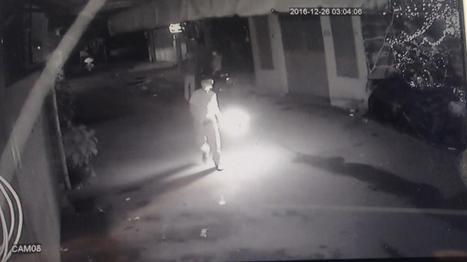 Thanh niên đốt bom xăng ném vào quán ốc. Ảnh: Cắt từ camera