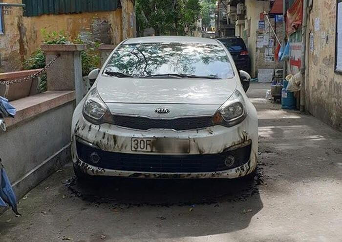 Hình ảnh chiếc ô tô KIA đỗ ở lối đi trong khu tập thể C13 Kim Liên (Đống Đa, Hà Nội) thì bị cháy nham nhở.