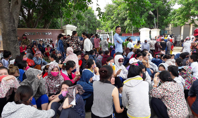 Sau 4 ngày đình công, quyền lợi hàng ngàn công nhân Nghệ An cơ bản được giải quyết. Họ đồng ý quay lại làm việc trong ngày mai. Ảnh: VH.