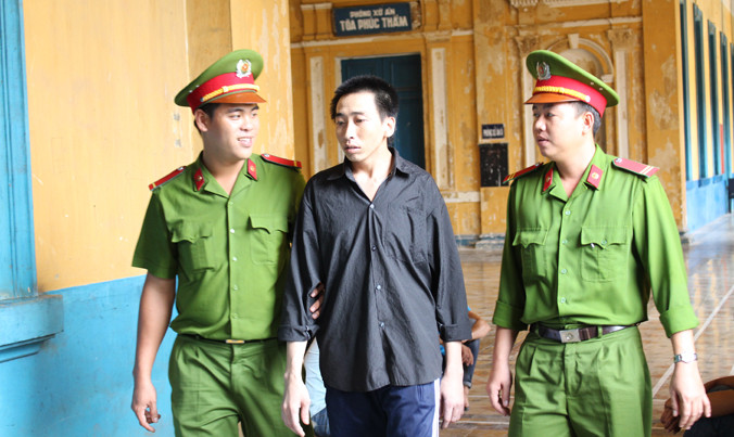 Hình xăm con rồng ở thắt lưng đã tố cáo Nguyễn Chí Cường là ‘quỷ râu xanh’. Ảnh: Tân Châu.