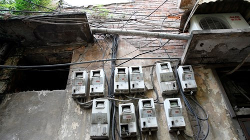 Tường nhà biệt thự 25 Nguyễn Huy Tự đã tróc vữa, mục nát nhưng vẫn bị treo đủ thứ. Ảnh: Hồng Vĩnh.