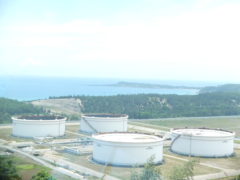 Quang cảnh các bồn chứa của Nhà máy lọc dầu Dung Quất. Ảnh: Đức Huy.