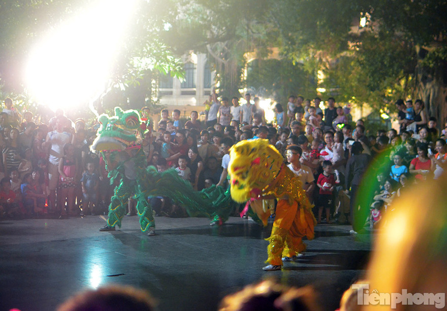 [ẢNH] Trung thu rộn ràng khắp nơi ở Thủ đô