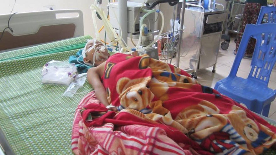 Cháu Nguyễn Ngọc Chiến đang điều trị tại Bệnh viện Sản Nhi Nghệ An.