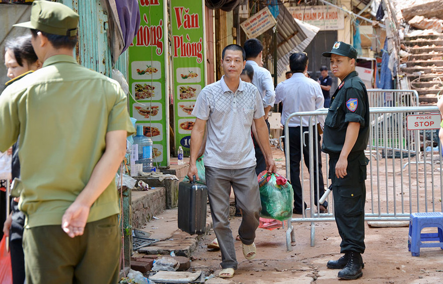 Nạn nhân biệt thự Pháp đổ sập được về lấy đồ đạc