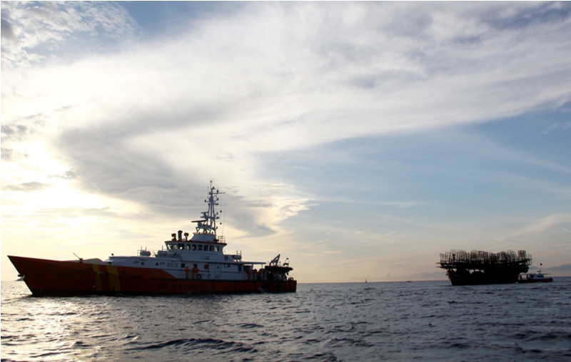 Tàu SAR-413 lai dắt tàu QNa 90956-TS về đến vịnh Nha Trang, sáng ngày 27/9.