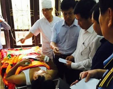 Lãnh đạo các sở ban ngành đến thăm hỏi người bị thương. Ảnh: VEC O&M cung cấp.