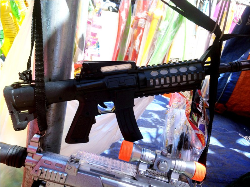 Đồ chơi bạo lực bán trên vỉa hè.