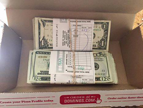 Mike Vegas nhận được hai xấp tiền mặt trị giá khoảng 1.300 USD thay vì món cánh gà rán anh đã đặt. Ảnh: Facebook.