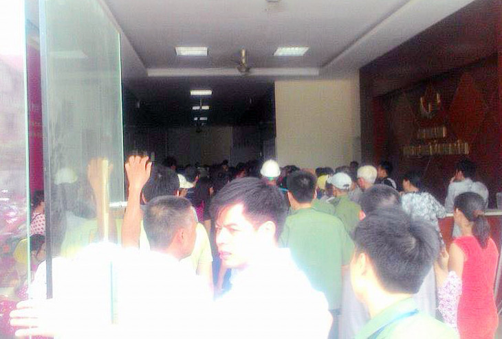 Nhiều người dân thoát xuống sảnh tầng 1 sau khi nghe tiếng chuông báo động.
