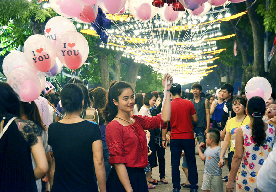 Giới trẻ tíu tít chụp hình tự sướng trong đêm Trung thu