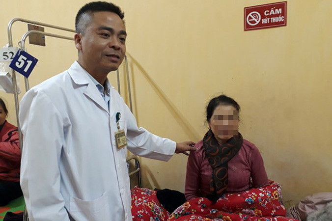 Bác sĩ Thọ đang điều trị cho bệnh nhân H. Ảnh: HQ.