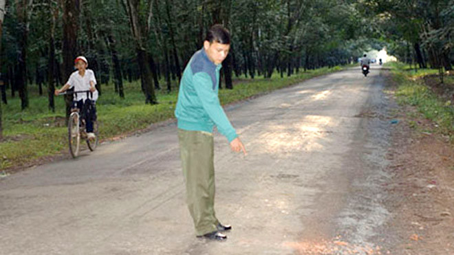 Đoạn đường vắng trong lô cao su nơi xảy ra án mạng. Ảnh: Nguyệt Triều