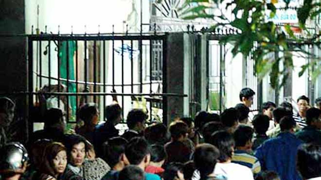 Người dân tập trung trước căn nhà xảy ra vụ hai mẹ con chết thương tâm