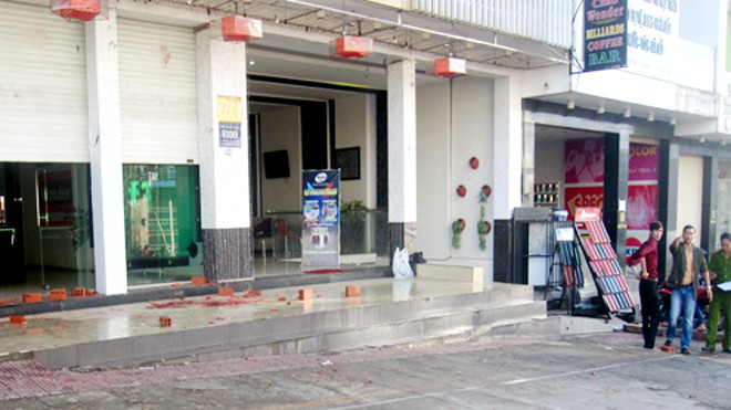 Hiện trường quán bar sau khi xảy ra vụ xô xát rạng sáng 26/10 khiến anh Tú bị đâm thủng tim tử vong. Ảnh: Tùy Phong