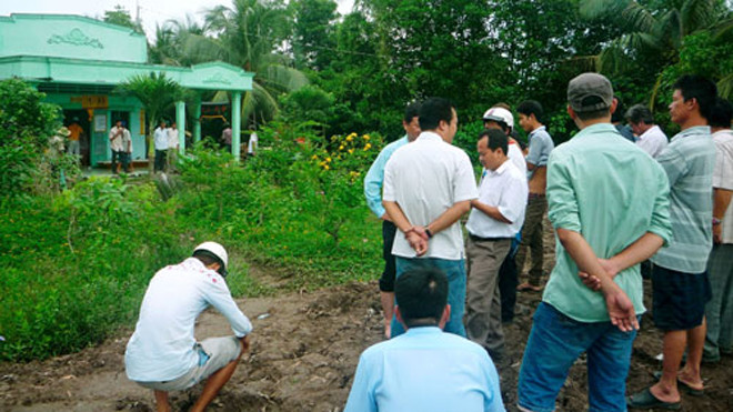 Người dân địa phương bàng hoàng khi hay tin ông Dũng chết - Ảnh: Trần Thanh Phong 