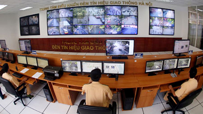 Vận hành tại trung tâm điều khiển đèn tín hiệu giao thông. Ảnh: Huy Hùng – TTXVN