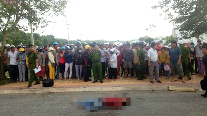 Anh Lâm nằm chết bên đường. Ảnh: Báo Người Lao Động