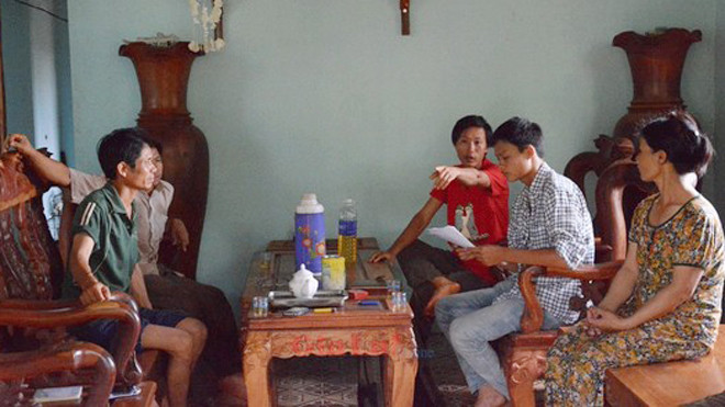 Anh Trần Văn Đoạt (áo đỏ), nhân chứng đang kể lại vụ việc