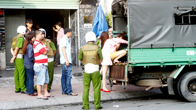 Nhiều cô gái vật vờ với biểu hiện phê ma túy không thể tự di chuyển. Ảnh: Q.T