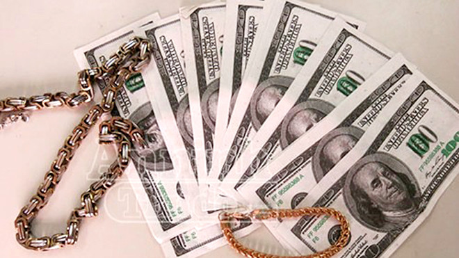 Tập đôla âm phủ cùng trang sức dởm Nghĩa dùng để lừa đảo. Ảnh: An ninh thủ đô