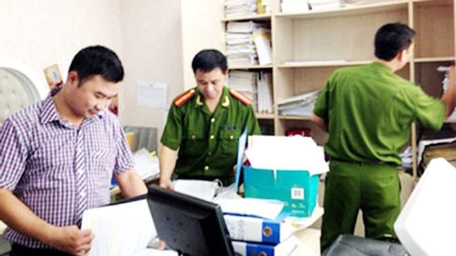 Cơ quan CA thực hiện lệnh khám xét tại Cty Khải Thái. Ảnh: HQ