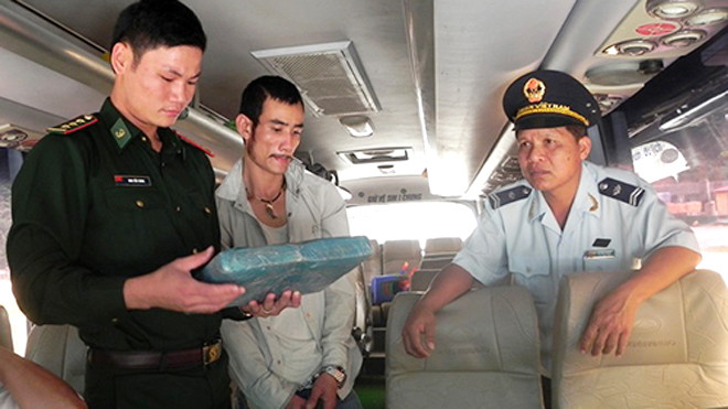 Phụ xe (đứng giữa) khai nhận hai bánh hình chữ nhật là cần sa khô, mua về sử dụng. Ảnh: Đức Trí