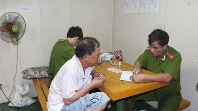 Cơ quan CSĐT lấy lời khai lại toàn bộ của thủy thủ tàu Sunrise 689. Ảnh: Hà Anh Chiến (Báo Lao Động)