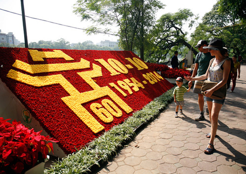 Để giảm tình trạng ô nhiễm, ách tắc giao thông, tạo không gian đẹp giúp bảo tồn, phát huy giá trị kiến trúc, văn hóa, lịch sử cho Hồ Gươm, nhiều kiến trúc sư đề xuất biến nơi đây thành khu vực đi bộ. Ảnh: Quý Đoàn