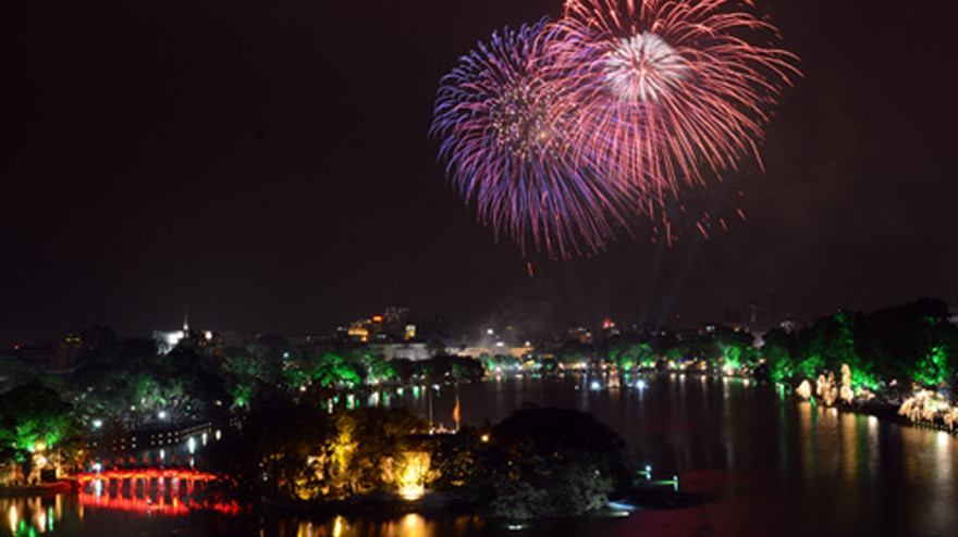 Hồ Hoàn Kiếm sẽ có 2 điểm bắn pháo hoa. Ảnh: Xuân Hoa