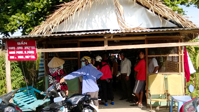 Người dân đến thăm hỏi vụ việc