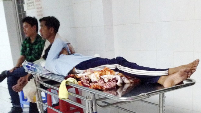 Chiều 21/10, anh Nghiệp tỉnh lại, nằm ngoài hành lang lầu 3 bệnh viện đa khoa Cà Mau