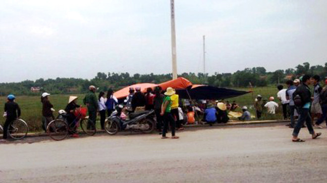 Hiện trường nơi ông Nguyễn Văn Hùng chết bất thường dưới cống nước ven Quốc lộ 1A