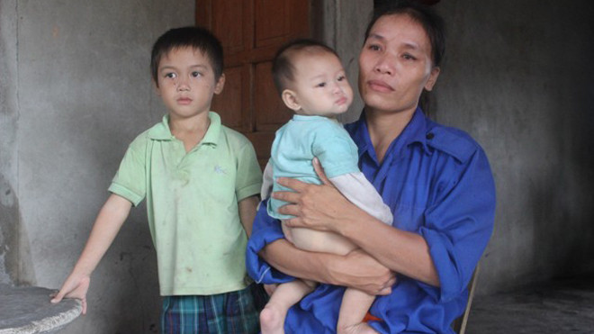 Chị Nhung vô cùng hối hận về hành động đẩy con trai vào đống lửa