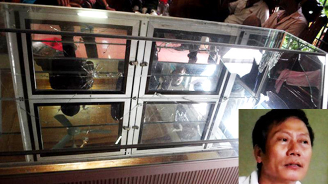 Ông Nguyễn Văn Bốn (ảnh nhỏ) - chủ tiệm vàng cho biết, gian trưng bày vàng rộng chừng 30 m2 nằm ở tầng 1 căn nhà 4 tầng (gồm cả tầng hầm). Tại đây có 4 tủ kính trưng bày vàng ta và tây. Ảnh: Tĩnh Gia