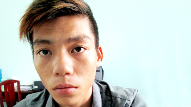 Kiên đến đầu thú, sáng nay. Ảnh: Xuân Mai