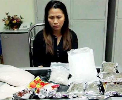 Đối tượng Thùy Linh cùng tang vật vụ án tại cơ quan điều tra