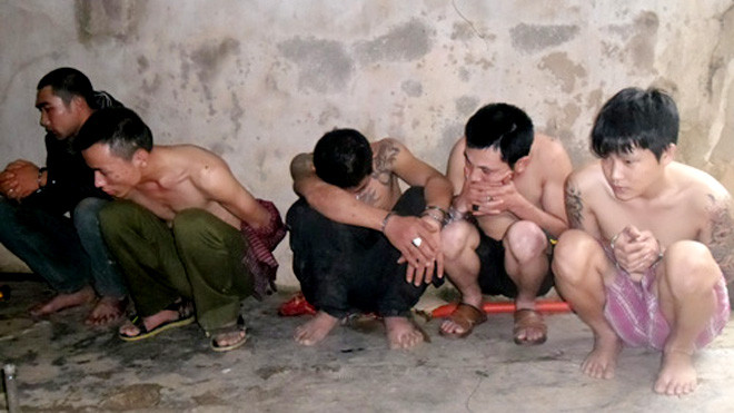 Nhóm các đối tượng bị bắt tại nhà của Sơn. Ảnh: Cao Sơn