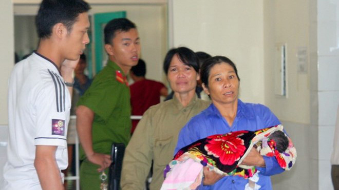 1 trong 3 trẻ sơ sinh tử vong sau khi tiêm vaccine viêm gan B được người nhà bế ra khỏi phòng hồi sức cấp cứu ngày 20/7/2014