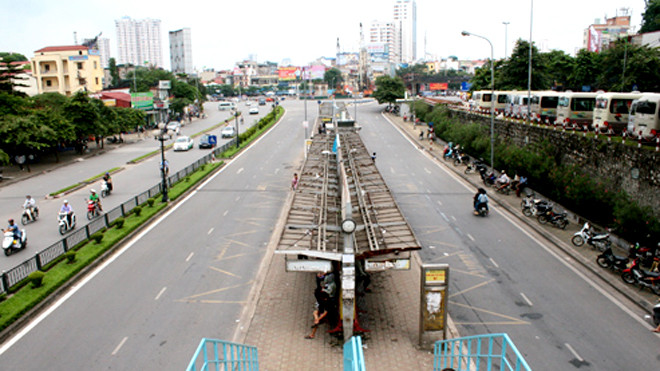 Cầu vượt bộ hành và trạm trung chuyển xe buýt ở Cầu Giấy, đoạn trước cổng ĐH Giao thông Vận tải sẽ được di chuyển sang một địa điểm khác. Ảnh: Phương Sơn