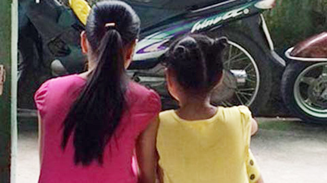 Nguyệt cùng mẹ tại dãy phòng trọ